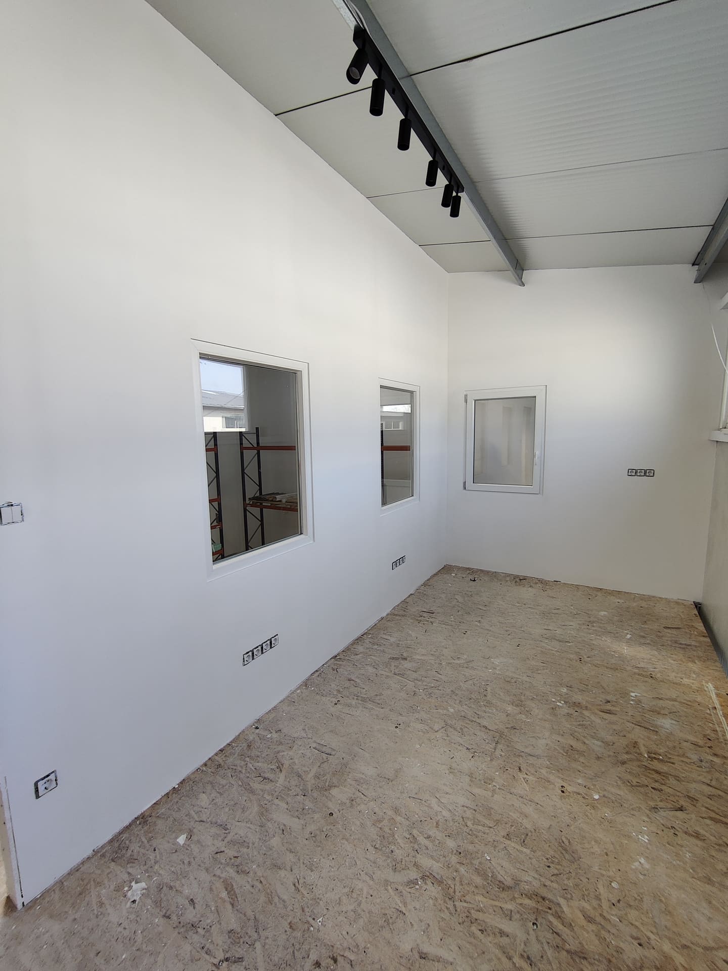 Delta Doors Kft. – irodafestés
