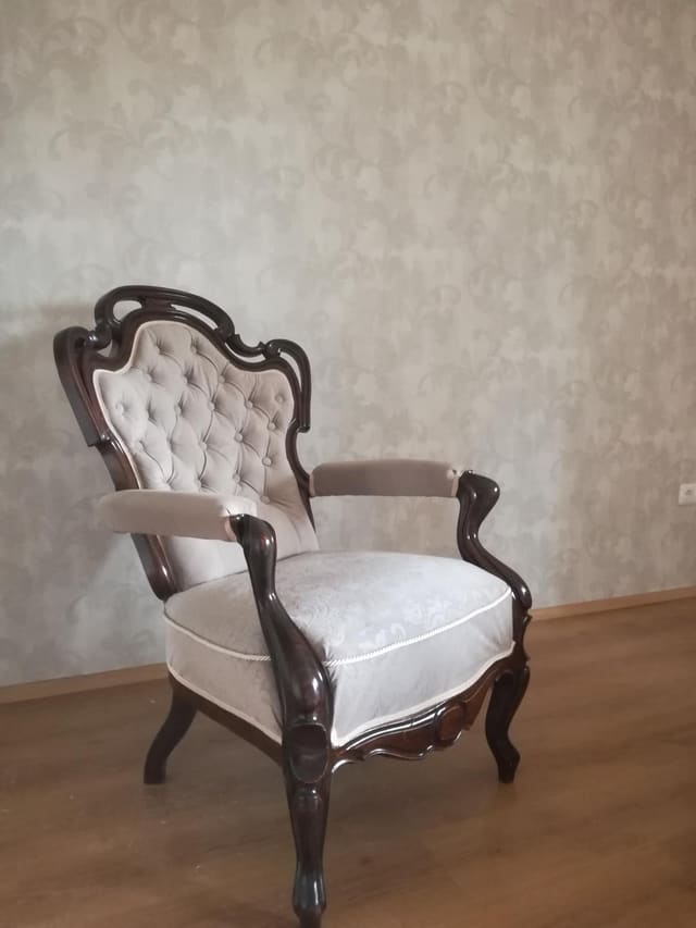Mintás tapéta a falon