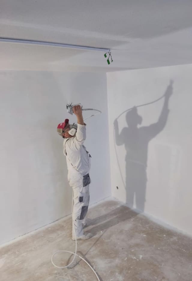 Airless festékszórás munka közben