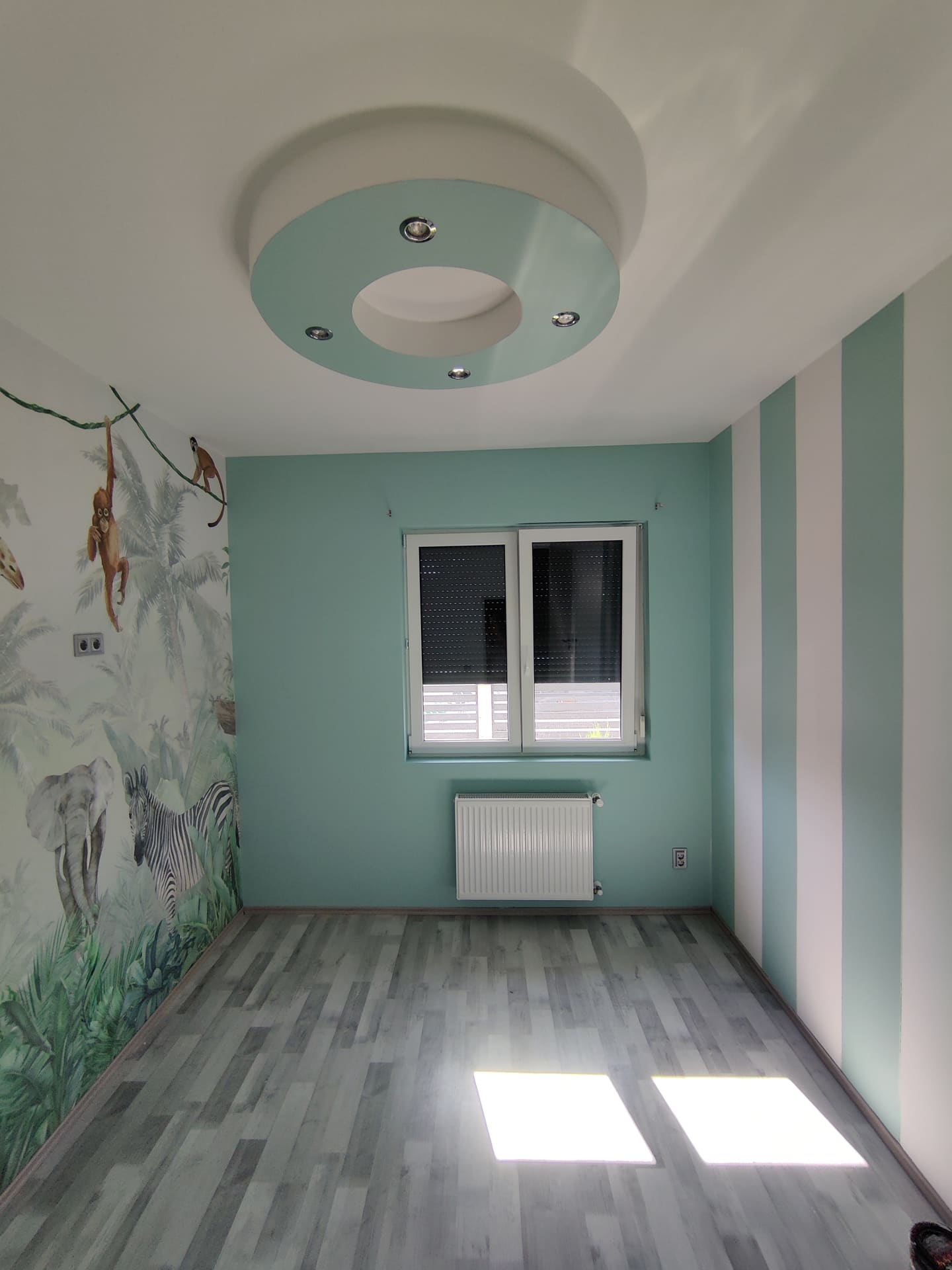 A kifestett babaszoba bútorok nélkül: menta fal, csíkos oldalfal és menta színű mennyezeti gipszkarton elem