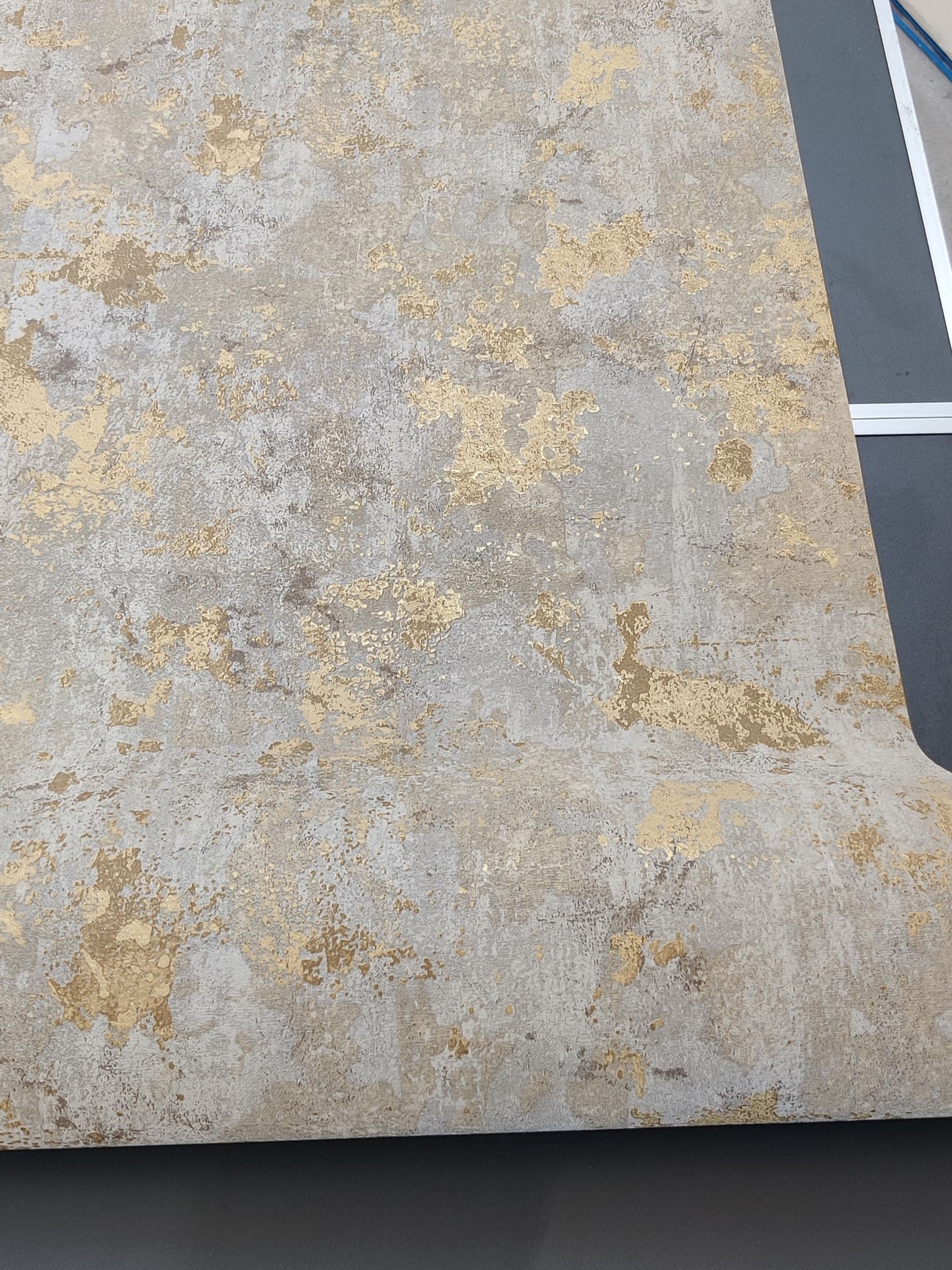 Az arany erezetű tapéta mintázata közelről
