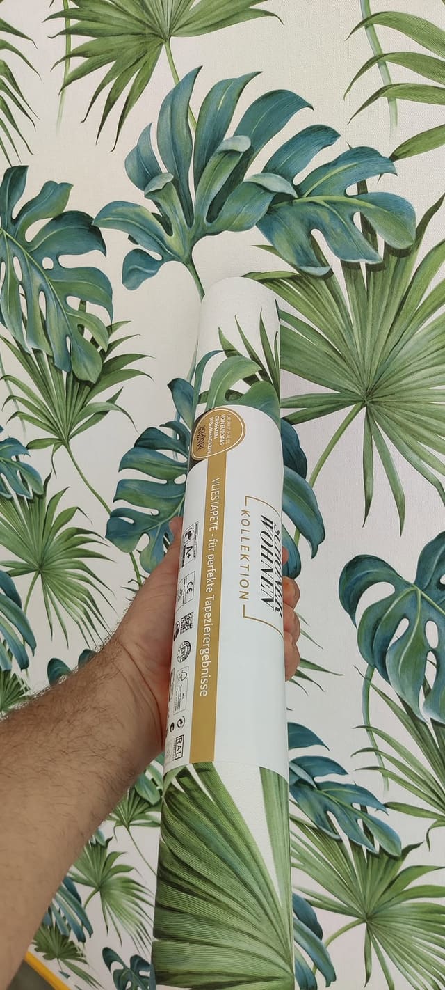 A monstera- és pálmaleveles tapéta tekercse